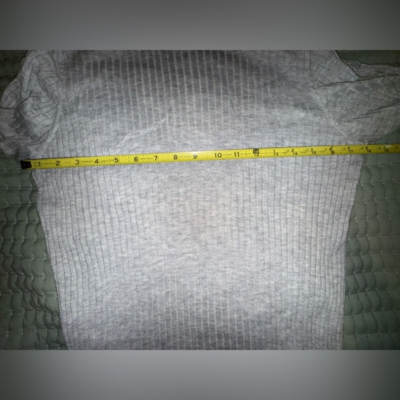 Vince Ribbed Turtleneck Long Sleeve Top – Heather Gray. Size Medium - Picture 3 of 14